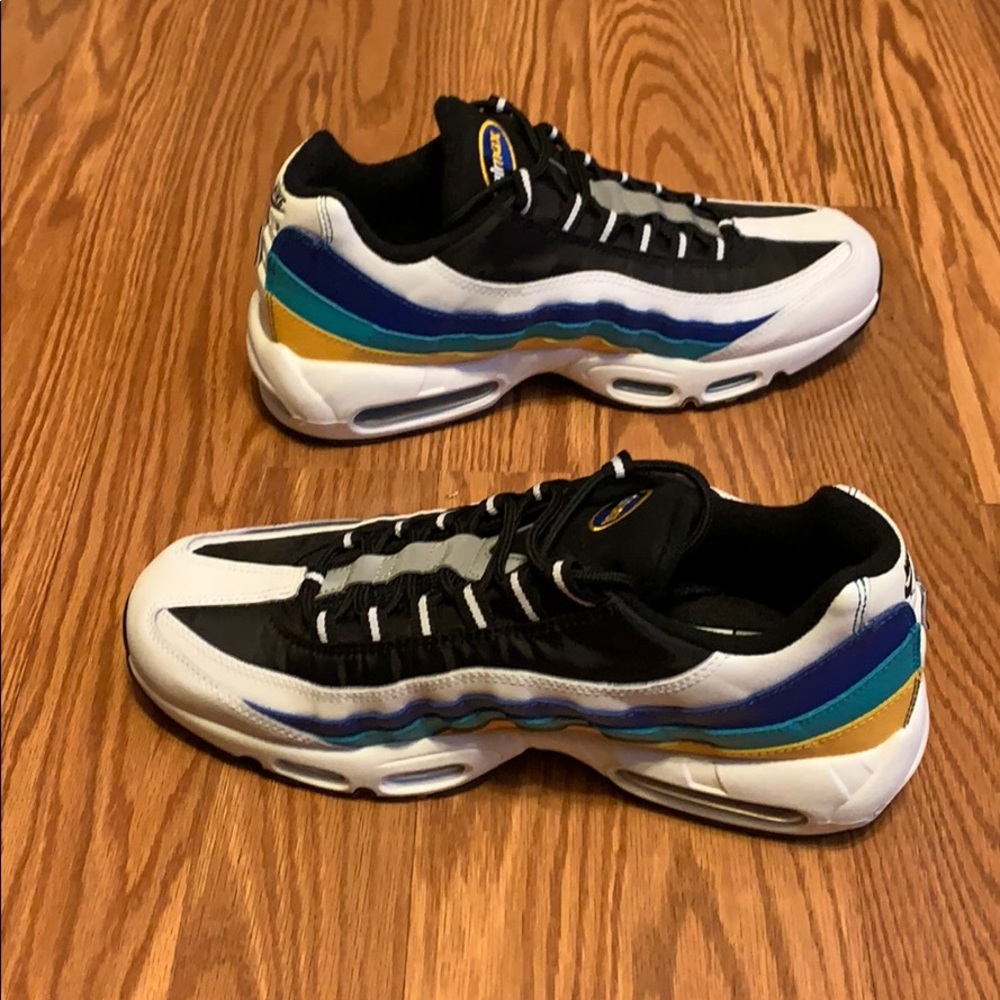 Nike AirMax 95 SE Windbreaker Sneaker - Picture 3 of 8